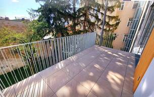 Anlage Wohnung Wohnen auf einem neuen Level! Hochwertig sanierter Altbau mit 4,5 Zimmern, Sonnenbalkon und klimafreundlicher Erdwärme! Viel Privatsphäre + Viel Raum + Viel Grün! 1140 Wien