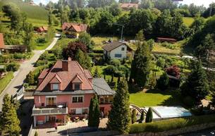 Gewerbe Häuser Exklusives Anwesen in Leutschach, Südsteiermark – Ihr Rückzugsort mit Charme, Komfort und unendlichen Möglichkeiten! Perfekt als Ordination/Büro & exklusivem Wohnen nutzbar 8463 Leutschach