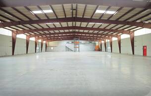 Gewerbe Lager ca. 1.800m² Halle mit Rampen und ebenerdiger Einfahrt | beheizt | 250m² Büro & optionale Freiflächen 2301 Groß-Enzersdorf