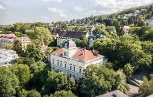 Wohnen Wohnung Historische Sommerresidenz | Lichtdurchflutete Wohnung in der Villa Seutter mit 4,4m Raumhöhe | sanierungsbedürftig | ca. 11,96m² Balkon geplant 1130 Wien