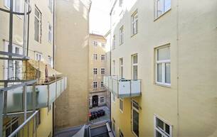 Wohnen Wohnung Altbau mit Südbalkon | 2-Zimmer in ruhiger Innenhoflage | Einbauküche | Lift | Kellerabteil 1020 Wien
