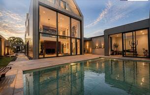 Wohnen Villa Architektur. Privatsphäre. Perfektion. Luxuriöse Architekten-Villa mit einzigartigem Magic Pool und Premium-Ausstattung! 2320 Schwechat Wohnen Villa Architektur. Privatsphäre. Perfektion. Luxuriöse Architekten-Villa mit einzigartigem Magic Pool und Premium-Ausstattung! 2320 Schwechat