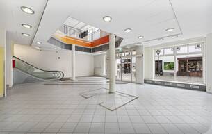 Gewerbe Einzelhandel Mach diesen außergewöhnlichen Ort zu deinem! Großzügige Fläche in Bestlage von Wiener Neustadt | Zwei Etagen | Rolltreppe und Lift 2700 Wiener Neustadt