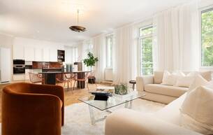 Wohnen Wohnung ZEITLOSE ALTBAU-ELEGANZ MIT OFFENEM KAMIN, MASSGEFERTIGTEN EINBAUTEN UND BALKON INS GRÜNE 1140 Wien