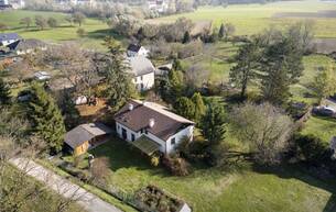 Wohnen Einfamilienhaus Hier können Sie sich Ihr Traum-Refugium schaffen | 1.879 m² Naturparadies mit eigenem Brunnen & Weitblick | Bestandshaus sanier- und ausbaubar 2821 Lanzenkirchen Wohnen Einfamilienhaus Hier können Sie sich Ihr Traum-Refugium schaffen | 1.879 m² Naturparadies mit eigenem Brunnen & Weitblick | Bestandshaus sanier- und ausbaubar 2821 Lanzenkirchen